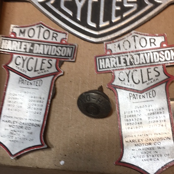 Vintage metal Harley Davidson badges plate holder - Picture 4 of 8